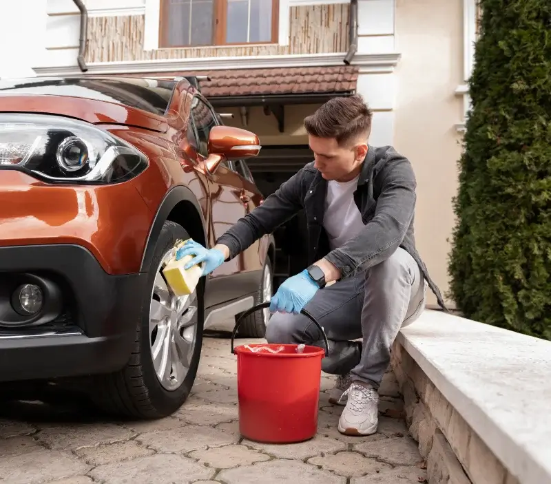 Lavage auto à domicile Mont-le-Vignoble : professionnel intervenant sur un véhicule